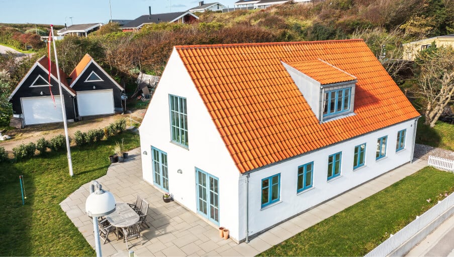 Forside billede til kategorien Renovering. Det viser et nyrenoveret hus i Lønstrup.