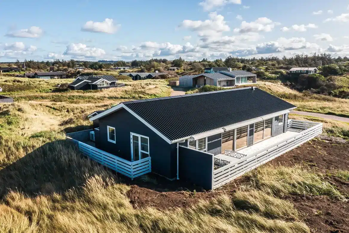 high angle billede af sommerhus i den maleriske kystby Hirtshals i Nordjylland